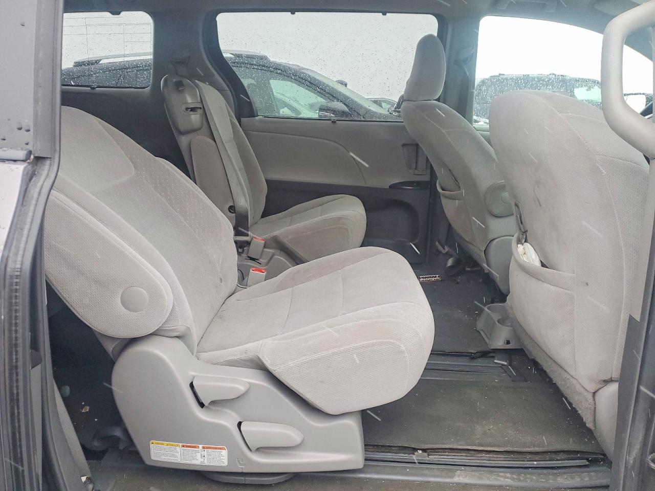 2015 TOYOTA SIENNA LE photo 11