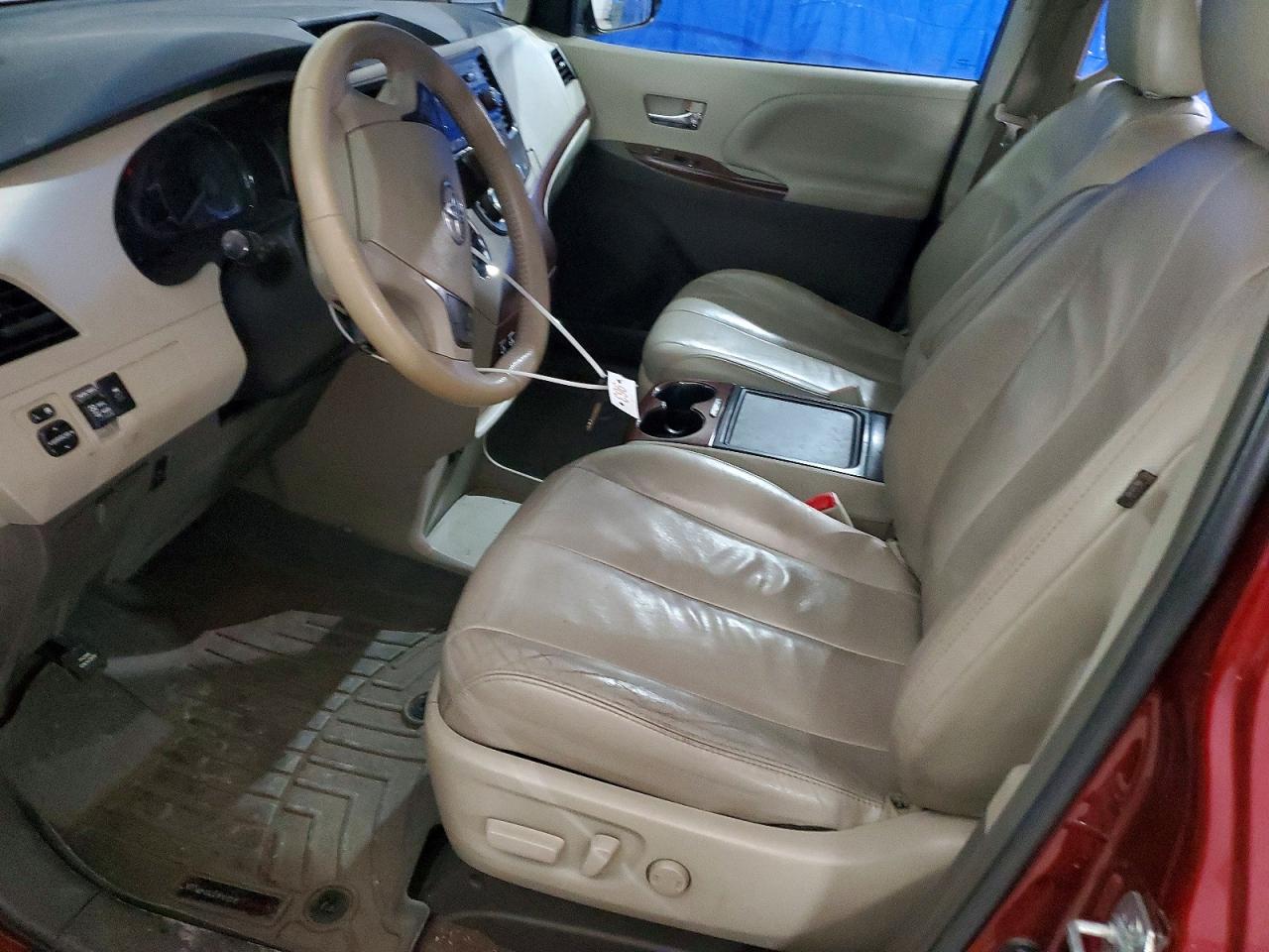 2014 TOYOTA SIENNA XLE photo 7