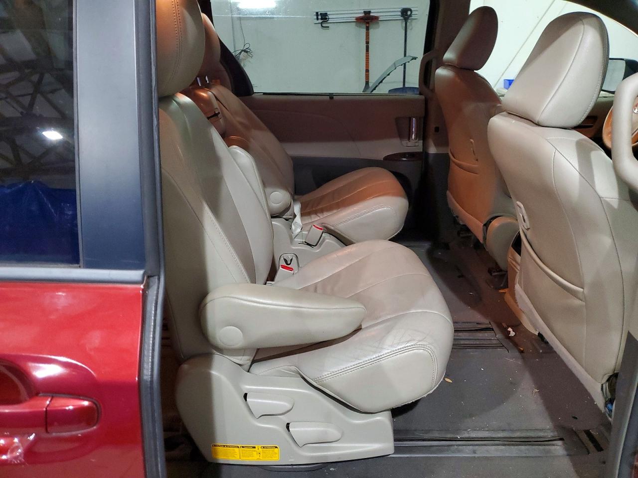2014 TOYOTA SIENNA XLE photo 11
