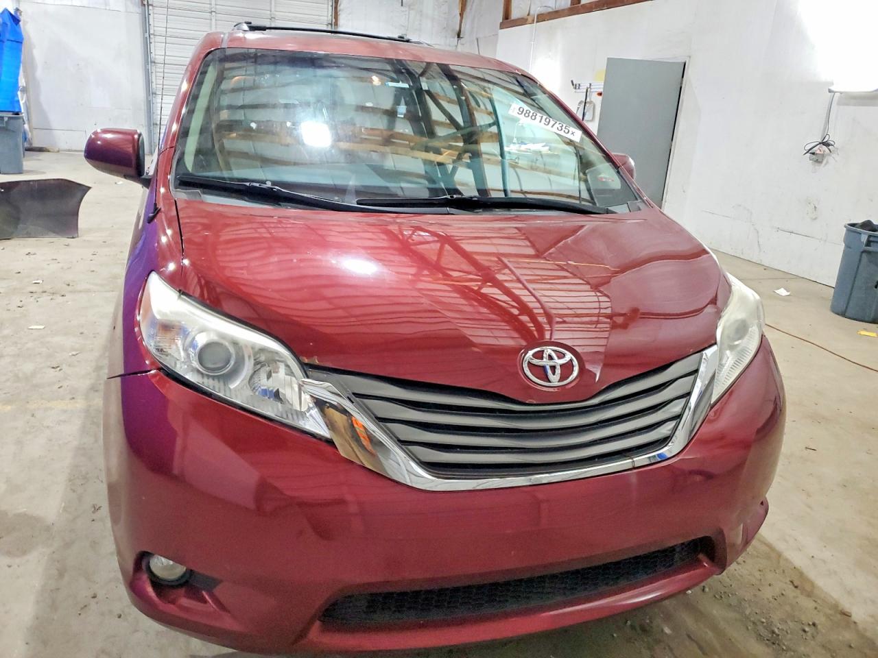 2014 TOYOTA SIENNA XLE photo 5