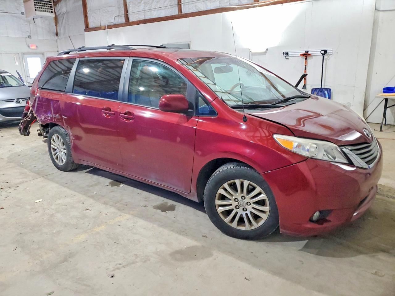 2014 TOYOTA SIENNA XLE photo 4