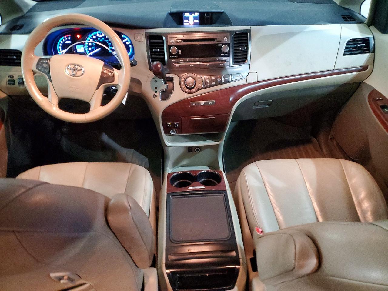 2014 TOYOTA SIENNA XLE photo 8