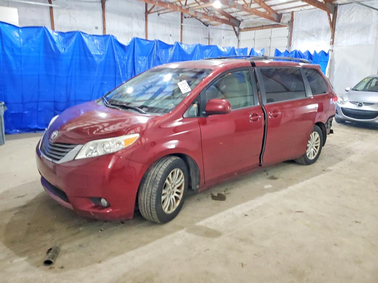 2014 TOYOTA SIENNA