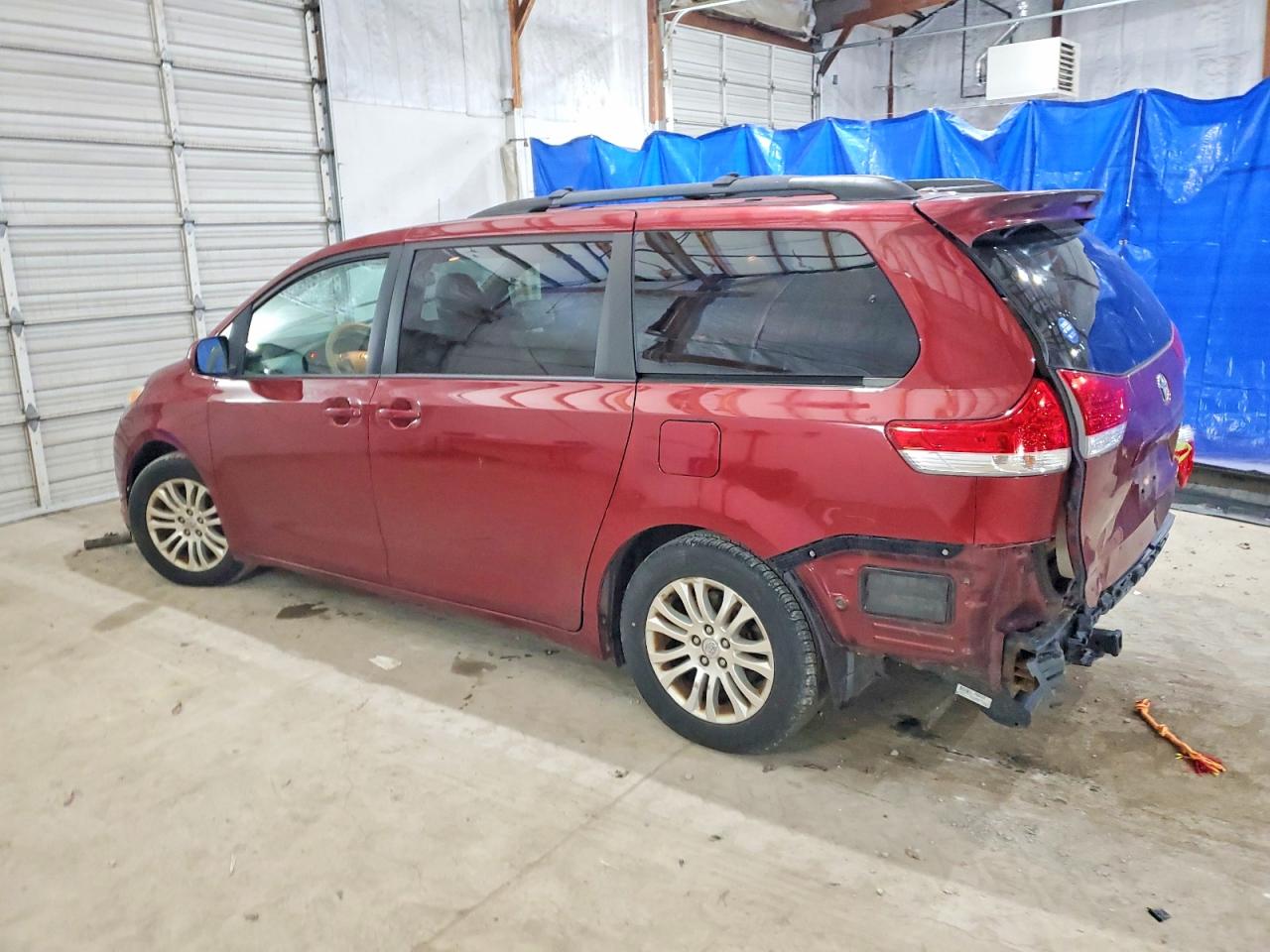2014 TOYOTA SIENNA XLE photo 2