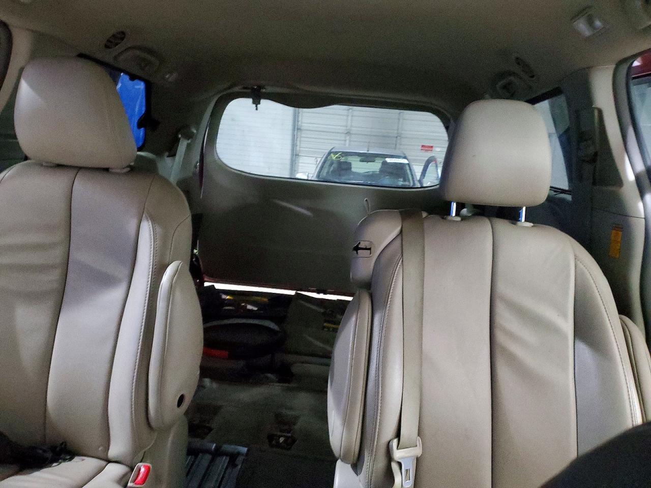 2014 TOYOTA SIENNA XLE photo 10