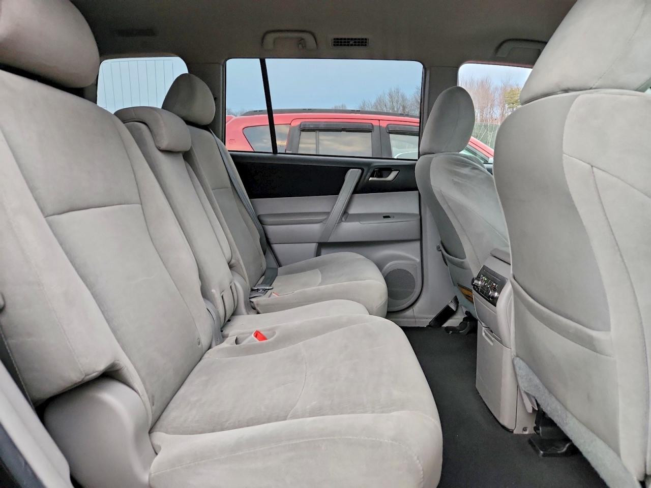 2011 TOYOTA HIGHLANDER BASE photo 10