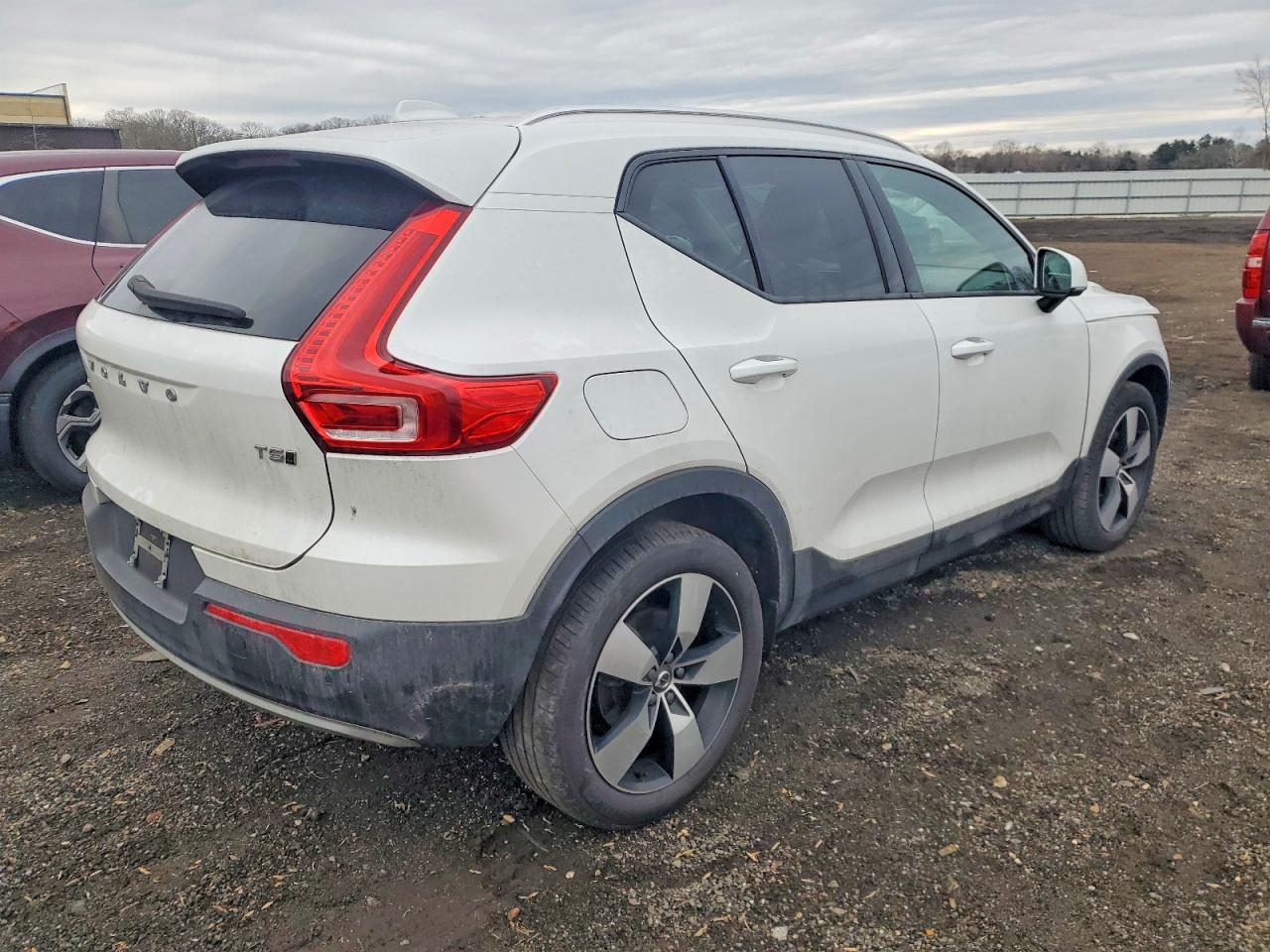 2022 VOLVO XC40 T5 MOMENTUM photo 3