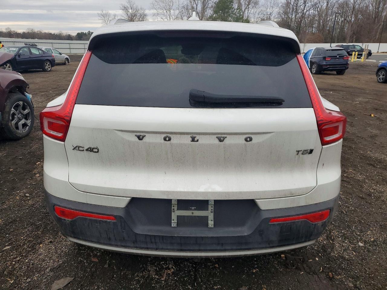 2022 VOLVO XC40 T5 MOMENTUM photo 6