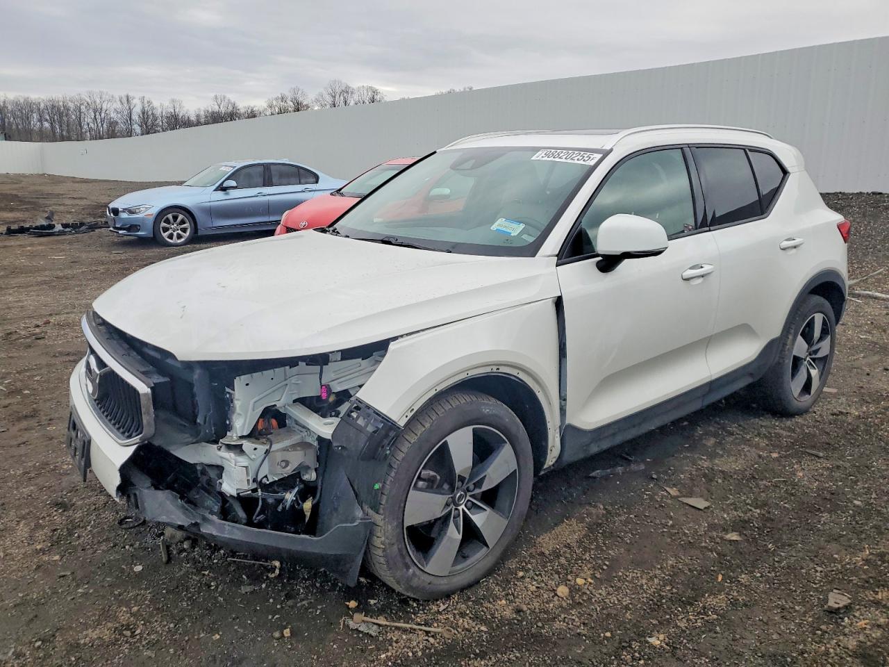 2022 VOLVO XC40