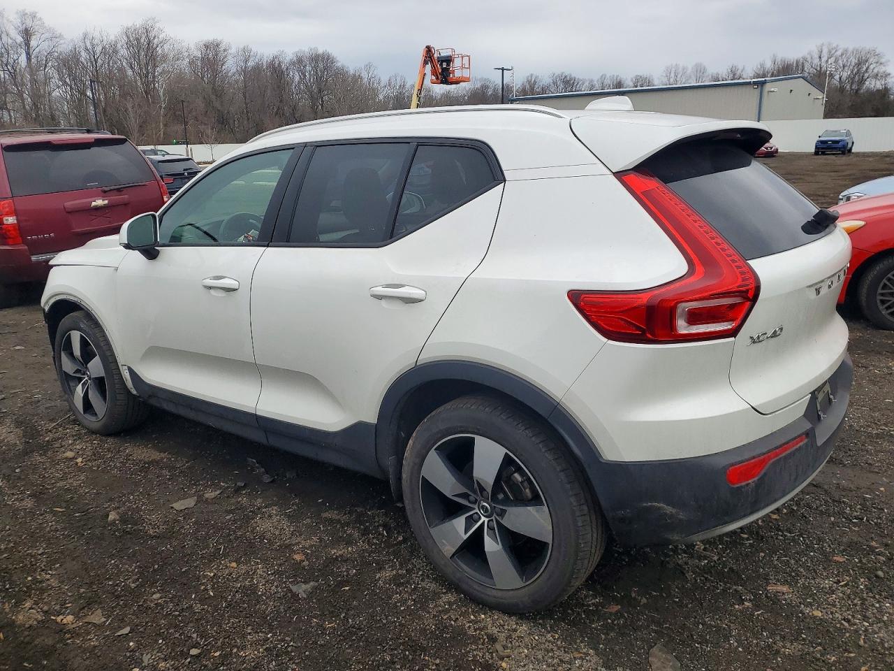 2022 VOLVO XC40 T5 MOMENTUM photo 2