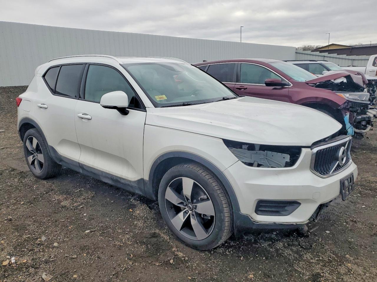 2022 VOLVO XC40 T5 MOMENTUM photo 4