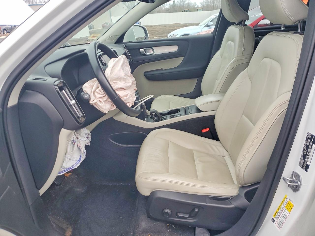 2022 VOLVO XC40 T5 MOMENTUM photo 7