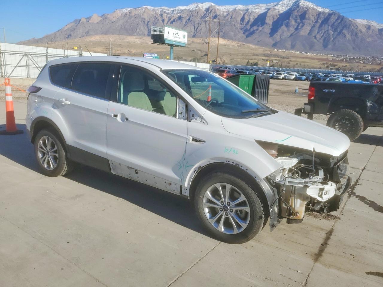 2017 FORD ESCAPE SE photo 4