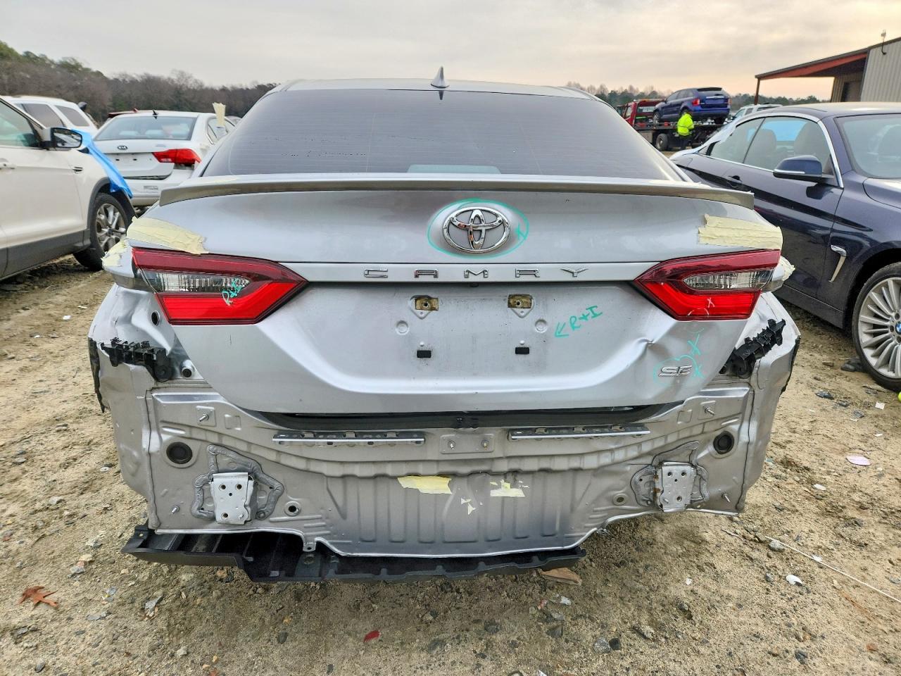 2022 TOYOTA CAMRY SE photo 6