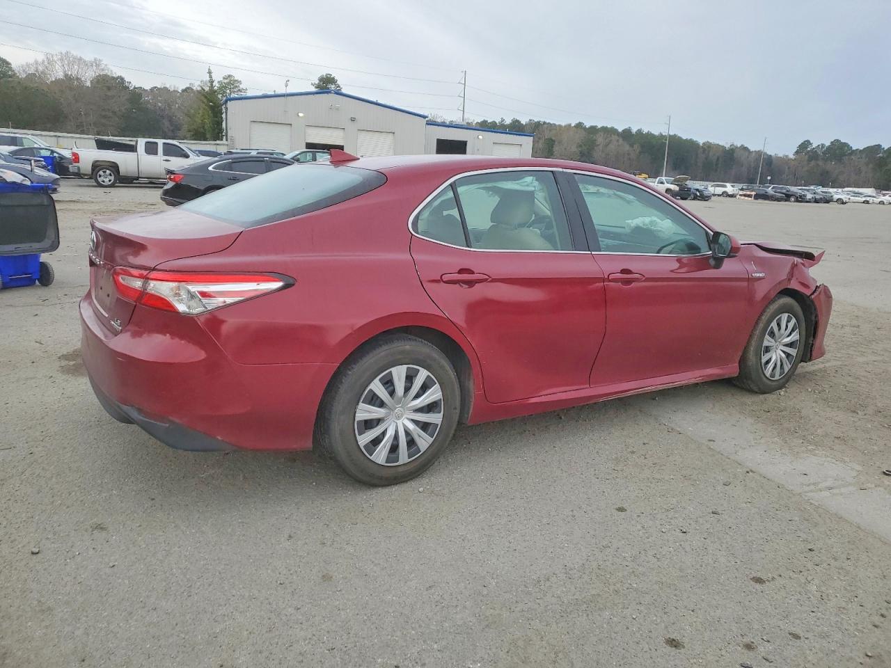 2019 TOYOTA CAMRY LE photo 3
