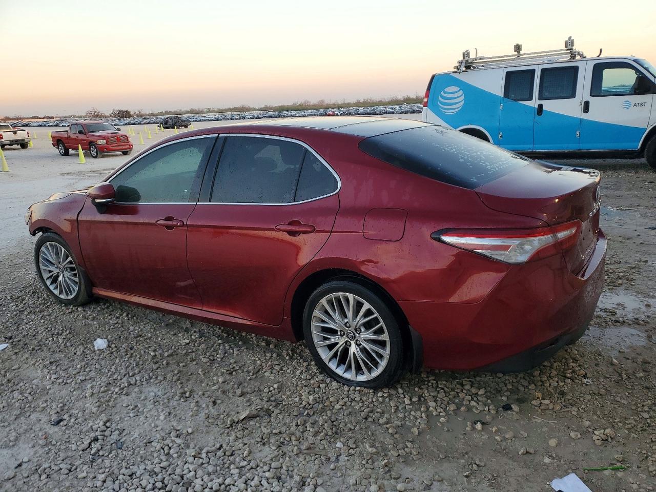 2018 TOYOTA CAMRY XLE photo 2