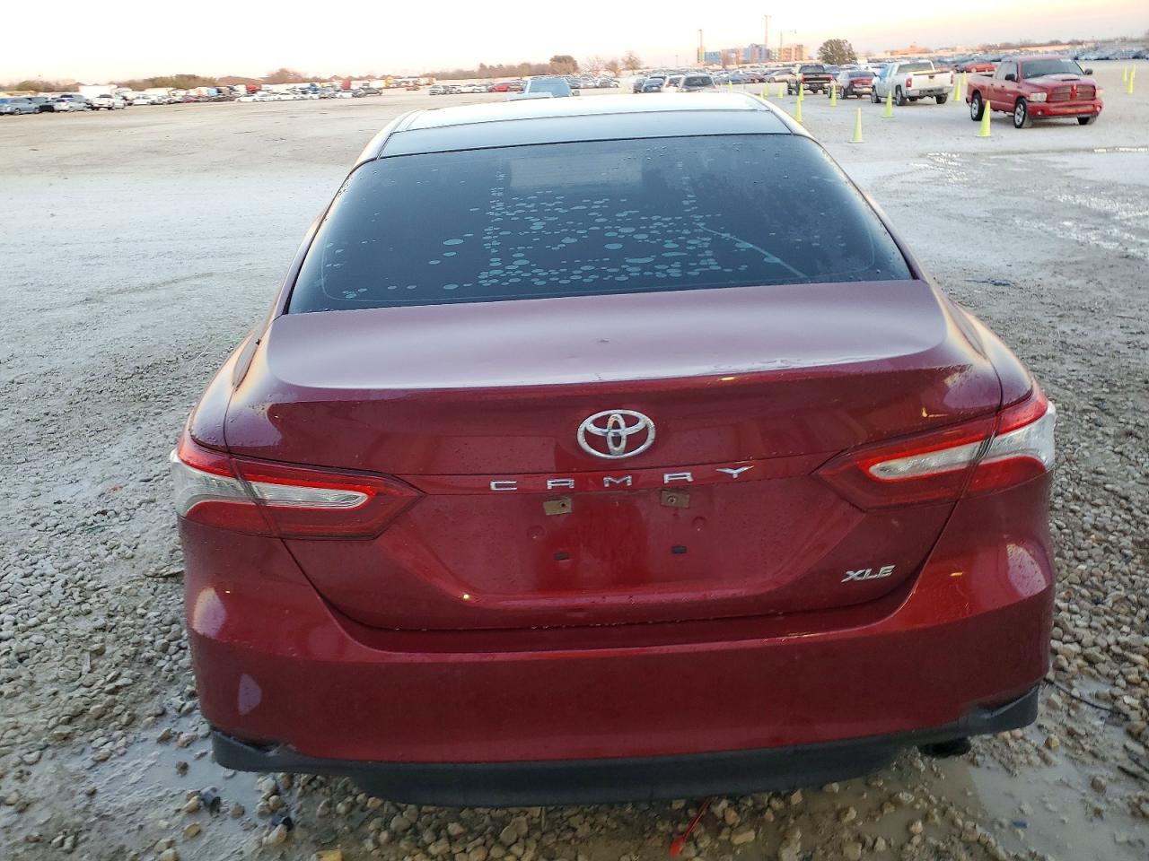 2018 TOYOTA CAMRY XLE photo 6