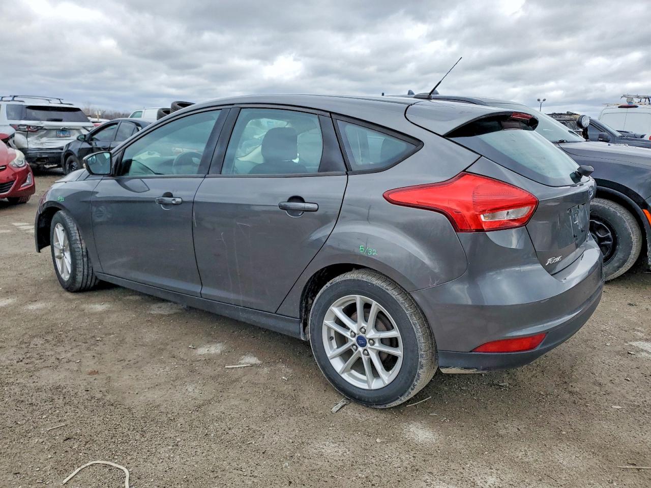 2015 FORD FOCUS SE photo 2