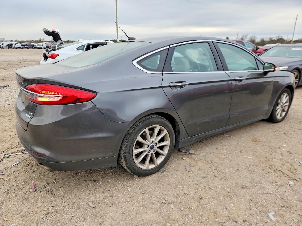 2017 FORD FUSION SE photo 3