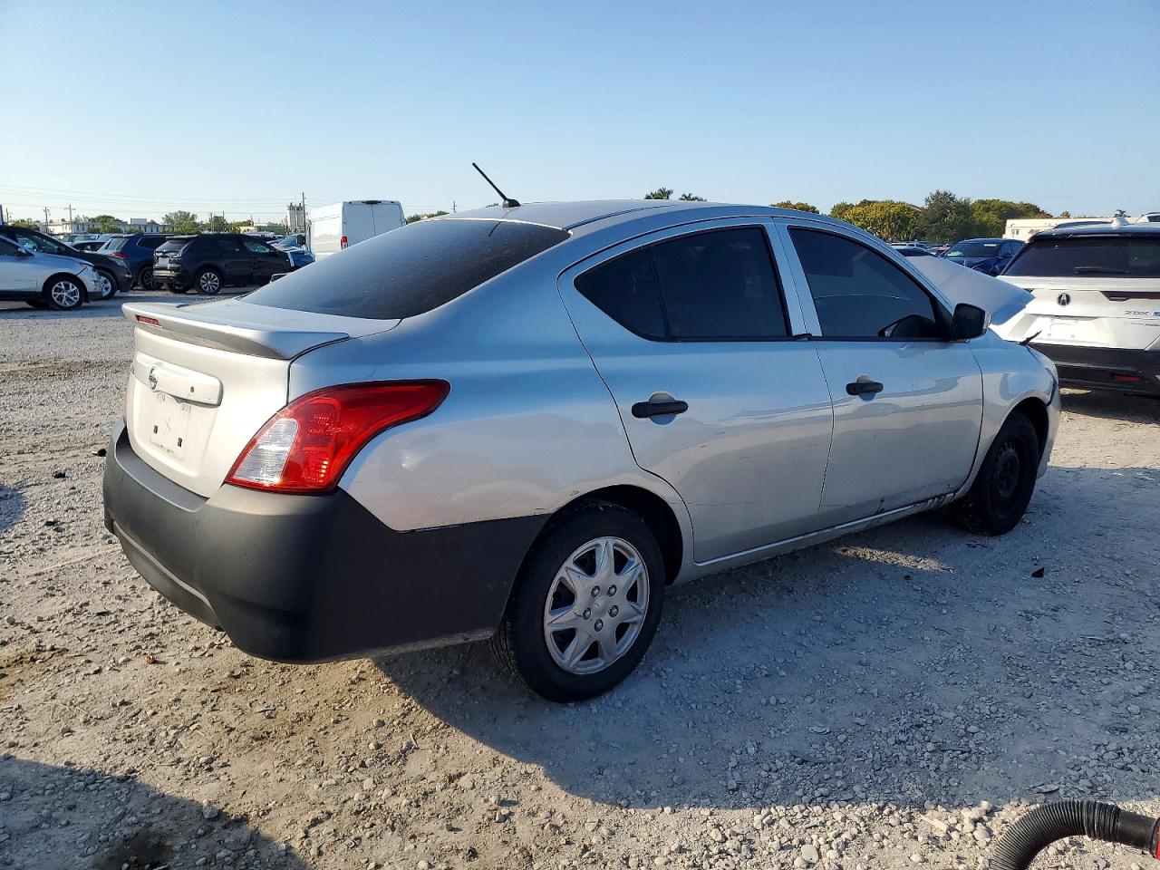 2019 NISSAN VERSA S photo 3