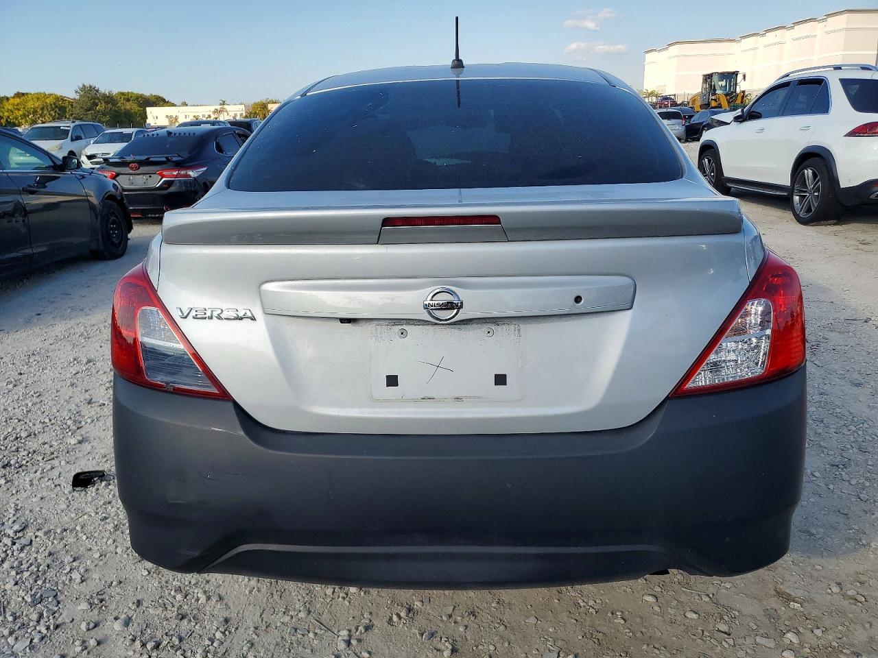 2019 NISSAN VERSA S photo 6