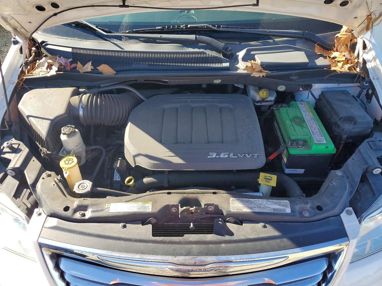 2012 CHRYSLER TOWN & COUNTRY TOURING L photo 12