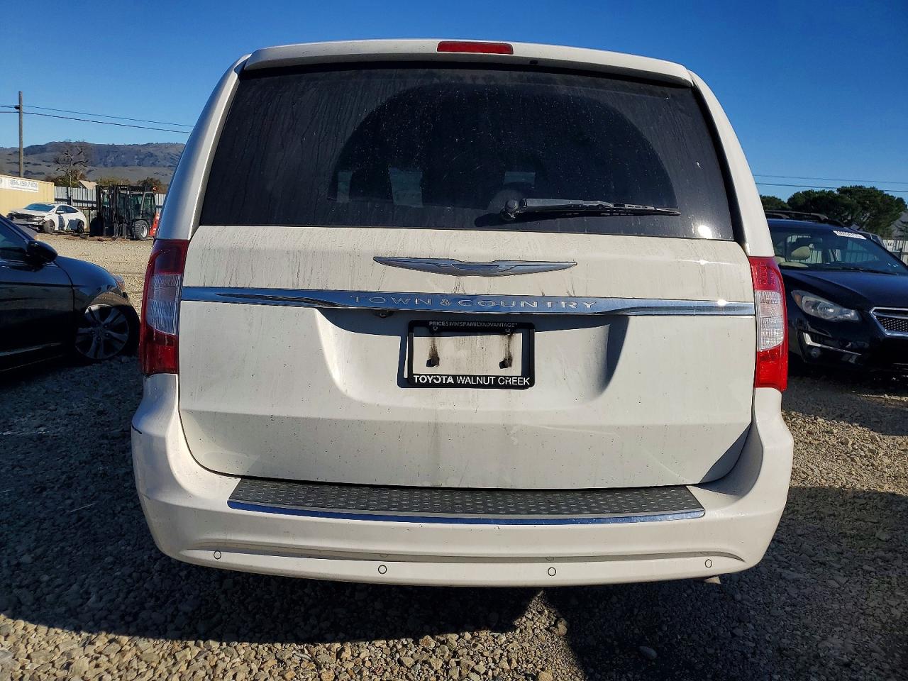 2012 CHRYSLER TOWN & COUNTRY TOURING L photo 6