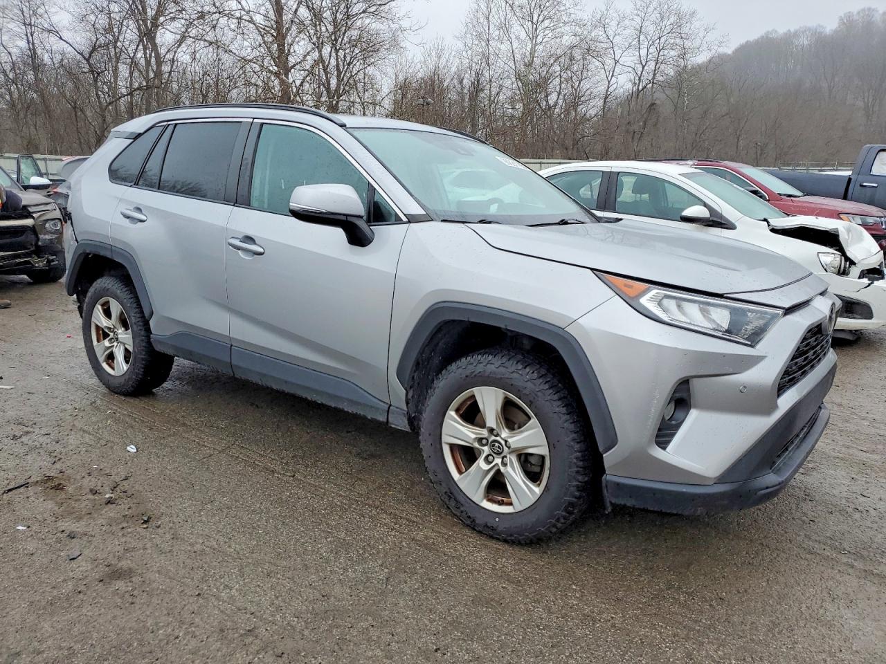 2019 TOYOTA RAV4 XLE photo 4