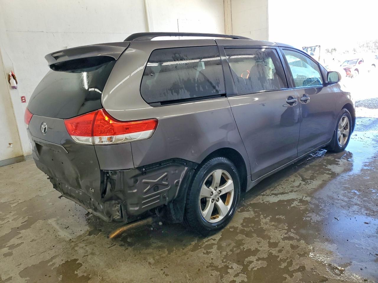 2013 TOYOTA SIENNA LE photo 3