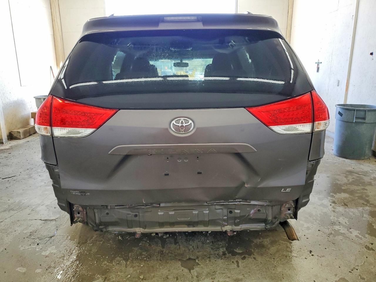 2013 TOYOTA SIENNA LE photo 6