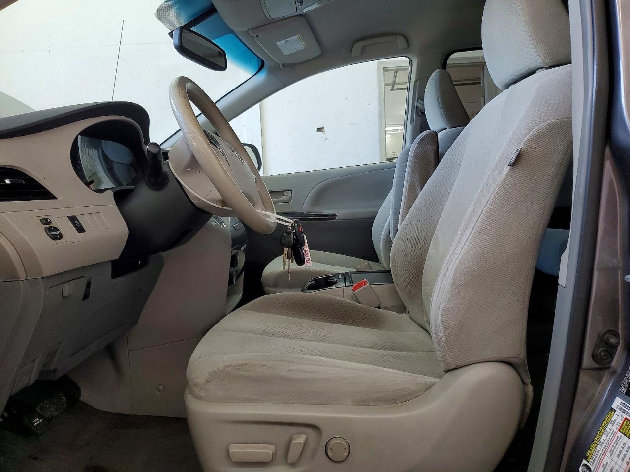 2013 TOYOTA SIENNA LE photo 7