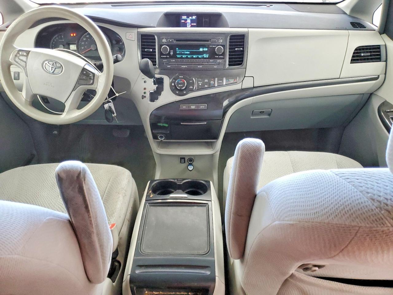 2013 TOYOTA SIENNA LE photo 8