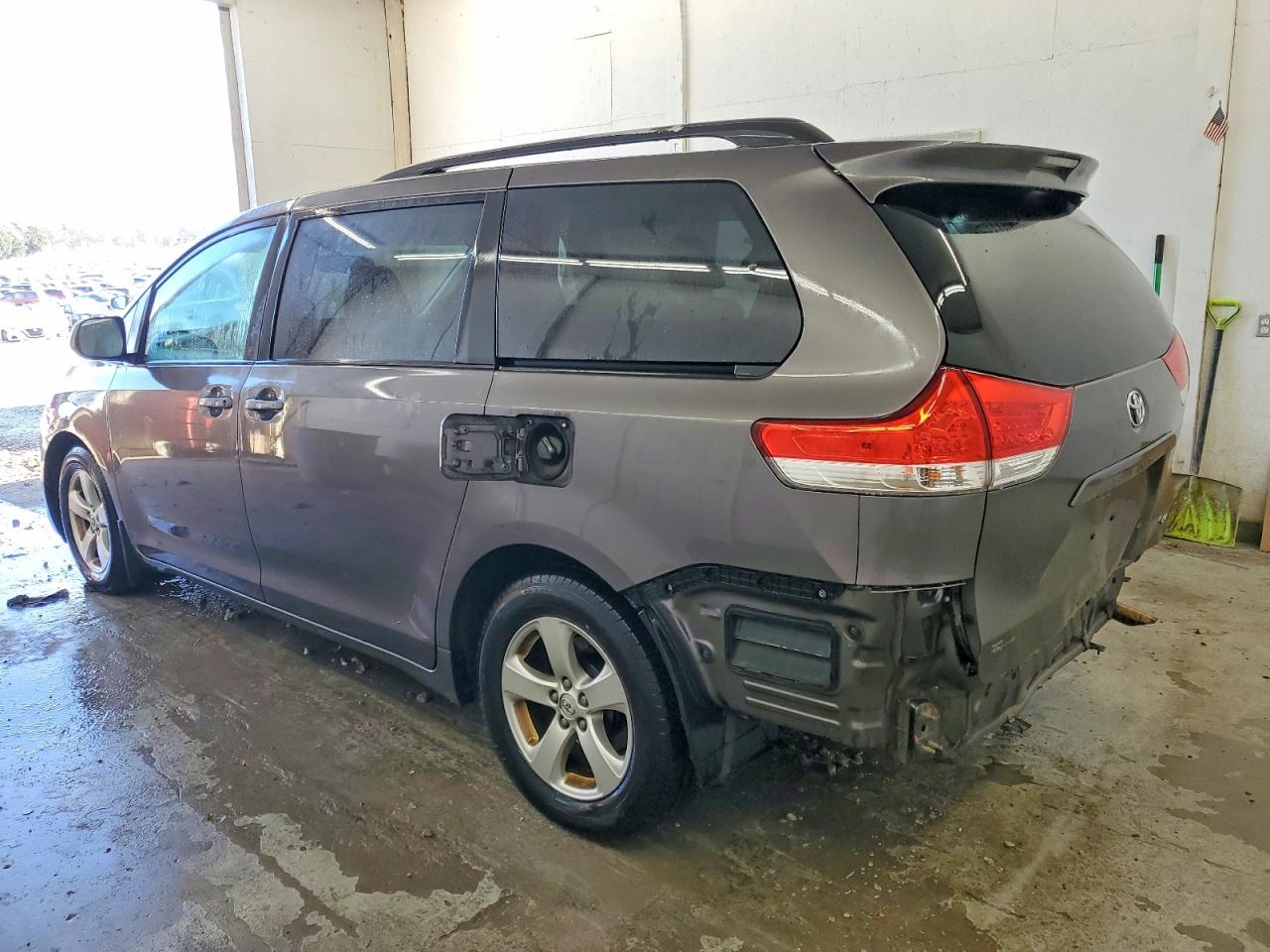 2013 TOYOTA SIENNA LE photo 2