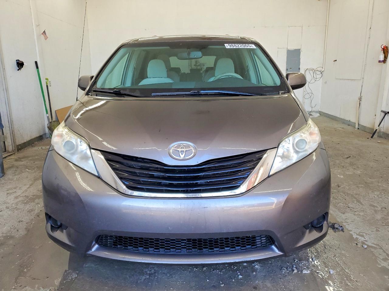 2013 TOYOTA SIENNA LE photo 5