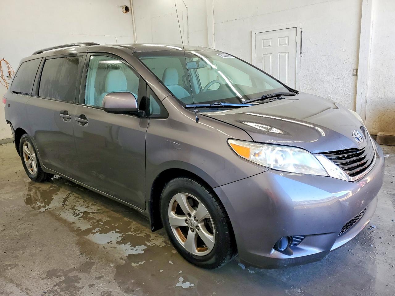 2013 TOYOTA SIENNA LE photo 4