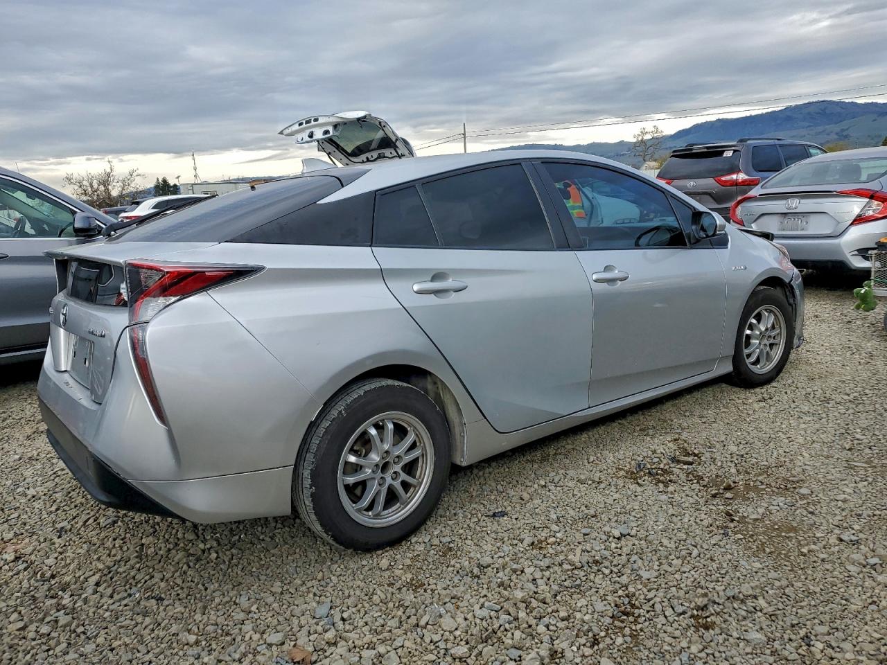 2016 TOYOTA PRIUS photo 3
