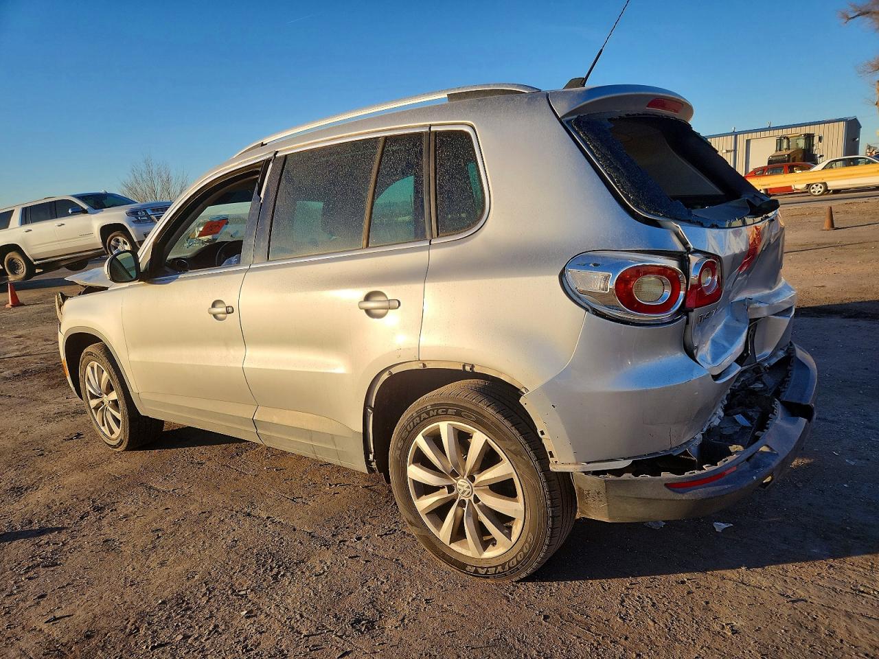 2011 VOLKSWAGEN TIGUAN S photo 2