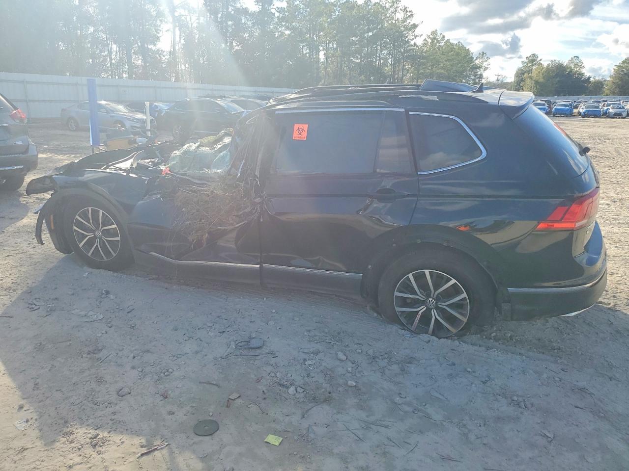 2020 VOLKSWAGEN TIGUAN SE photo 2