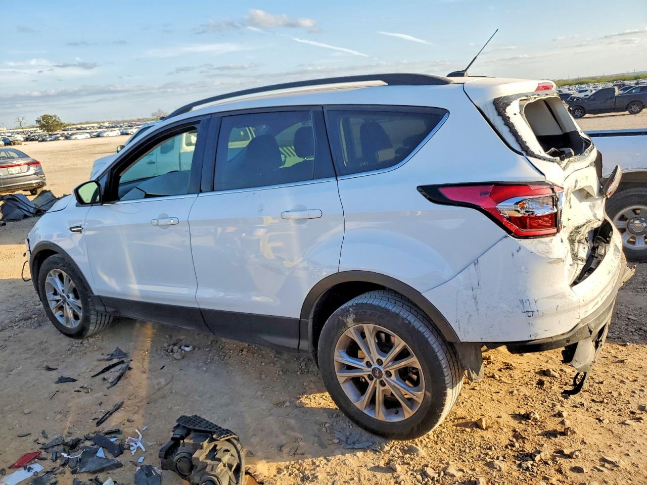 2017 FORD ESCAPE SE photo 2