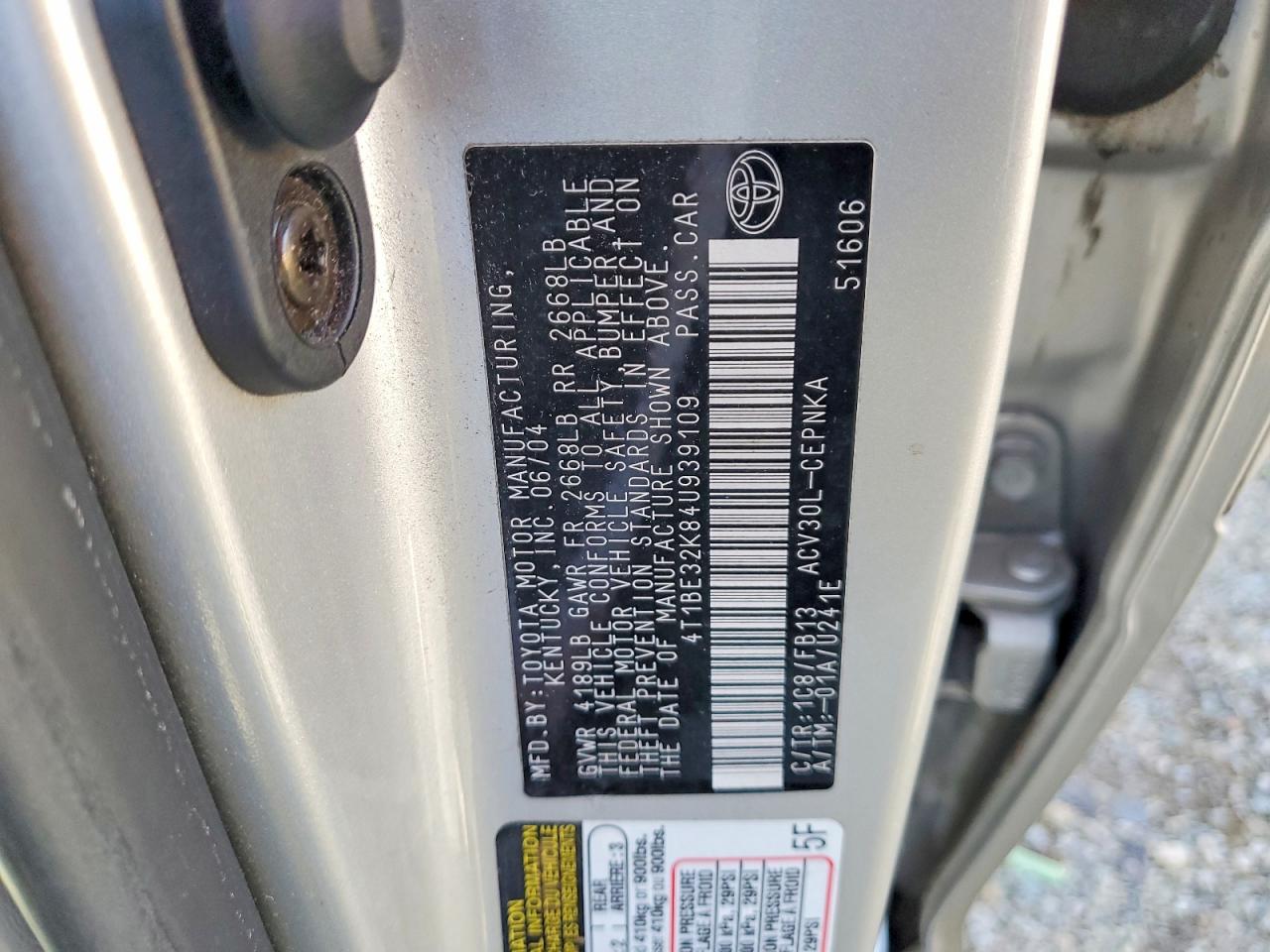 2004 TOYOTA CAMRY LE photo 12