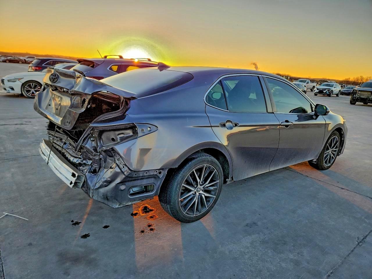 2021 TOYOTA CAMRY SE photo 3