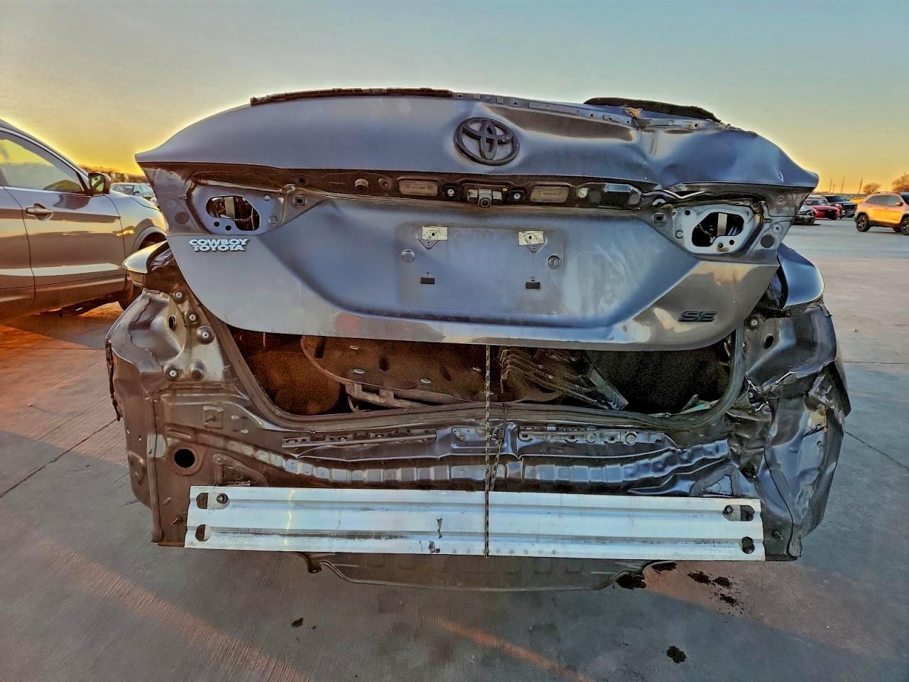 2021 TOYOTA CAMRY SE photo 6