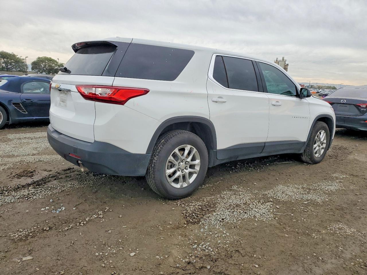 2020 CHEVROLET TRAVERSE LS photo 3