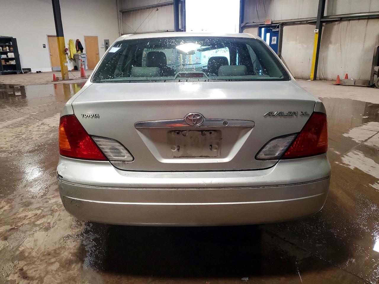 2001 TOYOTA AVALON XL photo 6