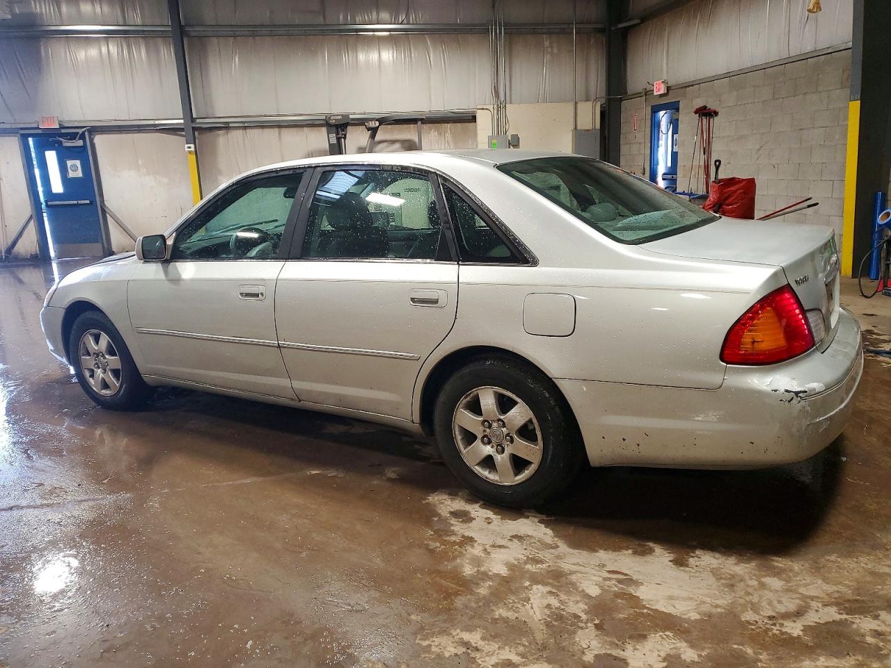 2001 TOYOTA AVALON XL photo 2