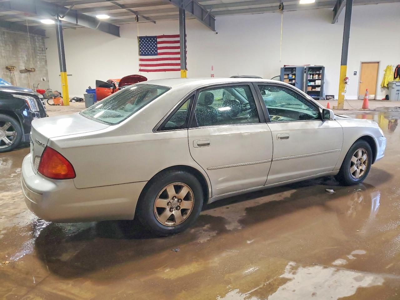 2001 TOYOTA AVALON XL photo 3
