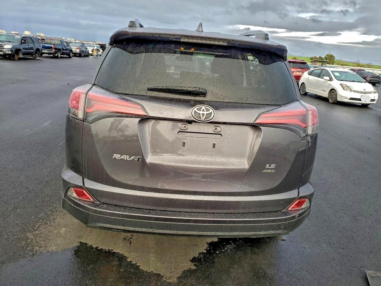 2018 TOYOTA RAV4 LE photo 6