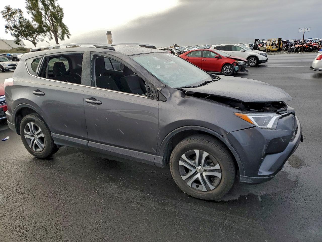 2018 TOYOTA RAV4 LE photo 4