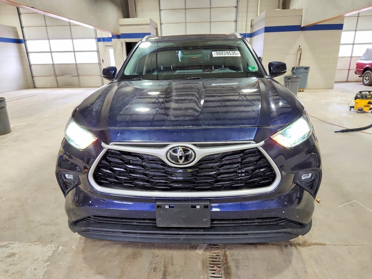 2022 TOYOTA HIGHLANDER XLE photo 5