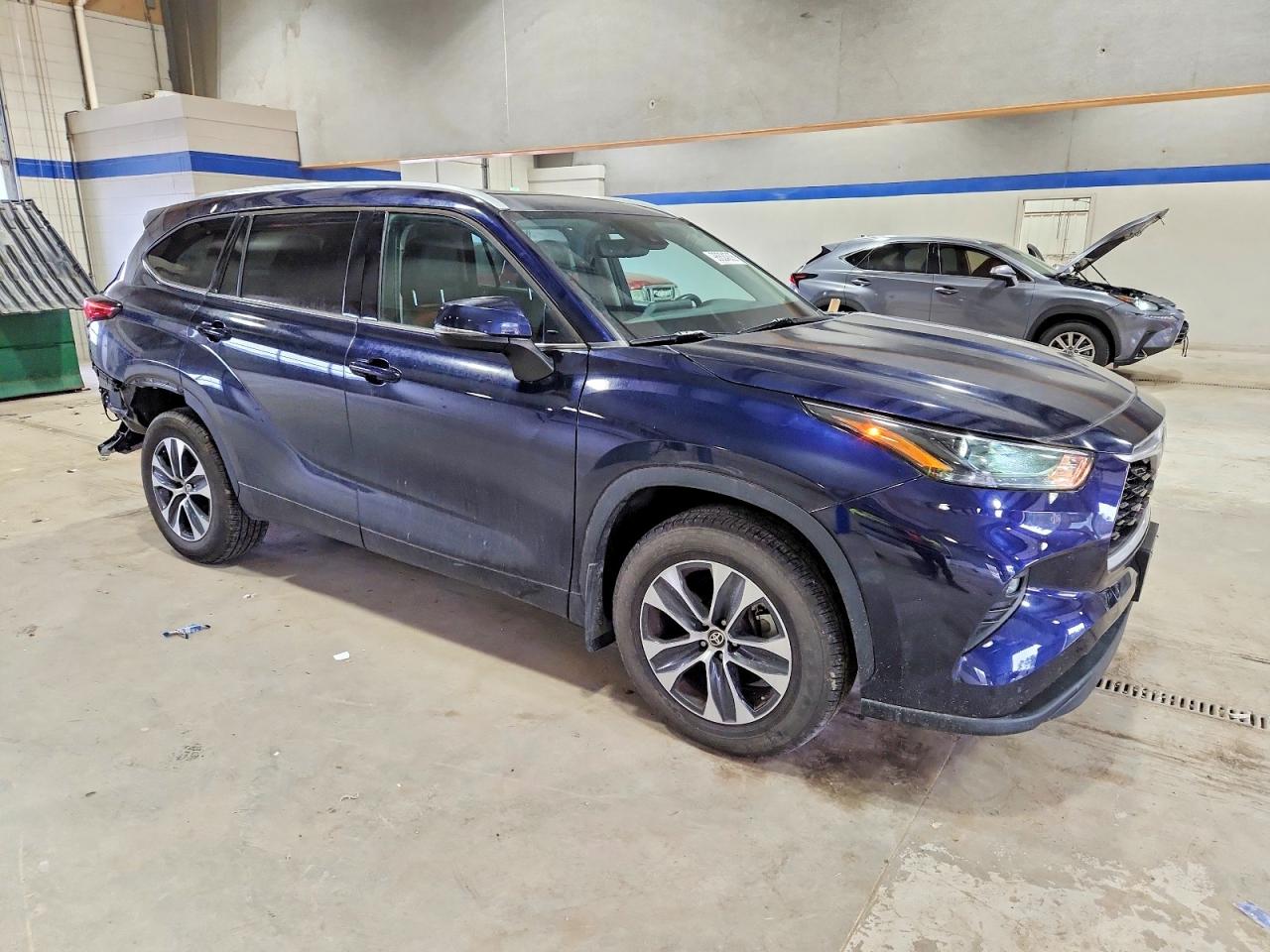 2022 TOYOTA HIGHLANDER XLE photo 4